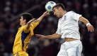 Es war kein schönes Spiel zwischen Griechenland und der Ukraine, aber es wurde auf schlechtem Boden immerhin gekämpft. Chancen gab es durch hohe Bälle. Der Grieche Katsouranis springt hier zum Kopfballduell mit dem Ukrainer Mykhalyk. Foto: dpa