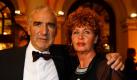 Jörg Berger mit seiner Ehefrau Chris beim Deutschen Sportpresseball 2009 in Frankfurt. Im selben Jahr veröffentlichte er seine Biografie, in der er die DDR-Staatssicherheit für einen folgenschweren Giftanschlag auf ihn verantwortlich machte. Foto: imago
