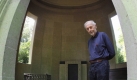 Der pensionierte Wissenschaftler Georg Bueldt aus Juelich bei Koeln ist einer von derzeit 31 Grabpaten, die sich auf Deutschlands zweitgrößtem Friedhof, dem Südwestkirchhof in Stahnsdorf bei Potsdam, engagieren. Er trägt mit Geld und Zeit dazu bei, dass Mausoleen, Grabwaende und Grabsteine nicht verfallen. Im Gegenzug koennen sich die Paten auf dem Friedhof in der Stätte, die sie pflegen, später selbst beisetzen lassen. Foto: ddp