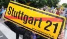 Das umstrittene Bahnhofs-Neubauprojekt Stuttgart 21 hat den von der Schlichtung geforderten Stresstest der Deutschen Bahn bestanden. Das erfuhr die Nachrichtenagentur dapd am Sonntag aus dem Umfeld der Deutschen Bahn AG. Die Simulation habe ergeben, dass der geplante unterirdische Bahnhof auch ohne kostspielige Erweiterungen in der Spitzenzeit 30 Prozent mehr leisten könne als der jetzige Kopfbahnhof, hieß es. Foto: dpa
