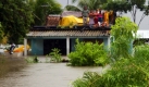 A family stands on the roof of their house trapped by the floods on 4 November 2009, at Cardenas community, Tabasco state, Mexico, where heavy rains have provoked the overflow of rivers and lagoons affecting nearly 30,000 people in 76 rural localities, according to authorities. EPA/Marco Polo Guzman +++(c) dpa - Bildfunk+++  Foto: dpa