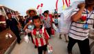 Bewohner des Dorfes Canfang in der chinesischen Provinz Henan tragen ihren Besitz in neue Häuser. Die Dorfbewohner mussten für ein Wassergewinnungsprojekt der Regierung umgesiedelt werden, da der bisherige Standort des Dorfes geflutet wird. Foto: dpa