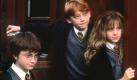 ARCHIV - Voller Erwartung stehen die Zauberlehrlinge Harry Potter (Daniel Radcliffe, l.), Ron Weasley (Rupert Grint) und Hermine Granger (Emma Watson) im Kinofilm 'Harry Potter und der Stein der Weisen' an der Tür zur Hogwarts-Schule für Zauberkunst (undatierte Filmszene). «Harry Potter und der Stein der Weisen» ist der erfolgreichste Film dieses Jahrzehnts in Deutschland. Der erste Teil der Romanverfilmungen um den Zauberlehrling lockte 12,3 Millionen Zuschauer in die Kinos - da konnte kein anderer Streifen in den sogenannten Nuller Jahren des 21. Jahrhunderts mithalten, wie das Marktforschungsunternehmen media control am Freitag (18.12.2009) in Baden-Baden mitteilte. Foto: Warner (zu dpa 0769 vom 18.12.2009) +++(c) dpa - Bildfunk+++
 Foto: dpa