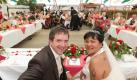 Dann war das Hochzeitsessen für 200 geladene Gäste eröffnet. In der Mitte das Brautpaar, das den ganzen sogenannten schönsten Tag ihres Lebens vor allem lächelte. Foto: RTL