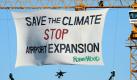 Aktivisten der Umweltschutzorganisation 'Robin Wood' haben am Donnerstag (03.06.2010) am Ausleger eines Baukrans auf einer Baustelle am Flughafen in Frankfurt am Main ein Transparent mit der Aufschrift 'Save the Climate - Stop Airport Expansion' entrollt. Die Umweltschützer protestieren damit gegen den Ausbau des Frankfurter Flughafens. Zum Winterflugplan 2011/2012 ist die Inbetriebnahme der neuen Südwest-Landebahn vorgesehen. Foto: Arne Dedert dpa/lhe +++(c) dpa - Bildfunk+++ Foto: dpa