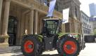 Ungewohntes Bild:Ein Trecker vor der Frankfurter Börse. Foto: Tonkens Agrar AG