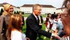 Bundespräsident Christian Wulff und seine Frau Bettina plaudern nach einem Fototermin vor dem Schloss Bellevue in Berlin noch ein wenig mit Berlin-Touristen. Wulff wurde Ende Juni zum Bundespräsidenten gewählt. Foto: dpa