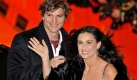 Ashton Kutcher begleitet Demi Moore zur Premiere ihres Films Happy Tears. Foto: dpa