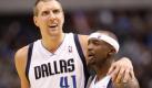 Nowitzki rettet Dallas Heimsieg gegen Boston
Vorspann: 	
Text: 	

Dallas (dpa) - Dirk Nowitzki hat den Dallas Mavericks einen Heimsieg gegen NBA-Rekordmeister Boston Celtics gerettet. In der nordamerikanischen Basketball-Profiliga kamen die «Mavs» zu einem 89:87-Erfolg.

Der Deutsche erzielte nach einem starken Schlussspurt die entscheidenden Punkte. Insgesamt brachte es Nowitzki in der Partie gegen den 17-maligen Champion auf 25 Zähler und war damit erfolgreichster Werfer. Für die zuvor fünfmal in Serie siegreichen Celtics kam Paul Pierce auf 24 Punkte. Die Mavericks haben damit vier ihrer ersten sechs Saisonspiele gewonnen.
Ressort: 	Sport
Schlagworte: 	Basketball/NBA/

Dallas Mavericks power forward Dirk Nowitzki (41) hugs shooting guard Jason Terry, right, during the second half of an NBA basketball game against the Boston Celtics in Dallas on Monday, Nov. 8, 2010. Dallas won 89-87. (AP Photo/Mike Fuentes)

 Foto: ap