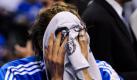 Mit Fieber und geschientem Finger trat Dirk Nowitzki zum vierten Duell im Playoff-Finale der NBA an. Dennoch war er beim 86:83-Sieg der Matchwinner. Hier gönnt er sich während des zweiten Viertels eine Ruhepause. Foto: dpa
