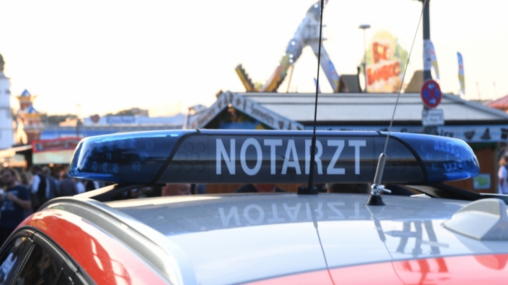 Notarztwagen auf dem Münchner Oktoberfest: Ein Mann (58) ist nach einer Schlägerei gestorben.