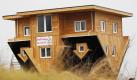 Das 'verrückte Haus', das auf dem Kopf steht, aufgenommen am Montag (14.03.11) in Bispingen. Das 'verrückte Haus', das mit seinen rund 120 Quadratmetern Wohnfläche und einer Einrichtung für eine vierköpfige Familie schräg auf dem Dachgiebel steht, soll ab dem 26. März Besucher nach Bispingen locken. Foto: Philipp Guelland/dapd Foto: dapd