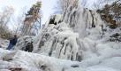 Der Radau-Wasserfall bei Bad Harzberg muss vorerst ruhen. Eisige Kälte hat ihn gefrieren lassen. Foto: dpa