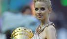 Das Model Eva Padberg trägt vor Spielbeginn den Pokal in das Stadion. Foto: dpa