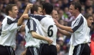 Deutsche freude über das letzte Tor im Wembley-Stadion zum 1:0-Sieg gegen England. Torschütze: Dietmar Didi Hamann. Die deutsche Spielertraube (v.l.n.r.): Oliver Bierhoss, Dietmar Hamann, Michael Ballack und Marco Bode. Foto: news.de/dpa