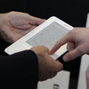Tausend Bücher auf Tasche (Foto)