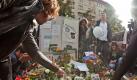 Freunde, Angehörige und Passanten trauern am Kaiserdamm in Berlin an der Stelle, wo am 17.09.2011 ein 23-jähriger Mann auf der Flucht vor Schlägern in der U-Bahn vor ein Auto gelaufen war. Foto: Robert Schlesinger/Archiv Foto: dpa