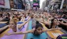 Nein, Sie müssen nicht an den Times Square in New York reisen, um die Vergesslichkeit zu verlieren. Yoga können Sie auch zu Hause ausüben, Sie brauchen nur ein wenig Platz und Ruhe. Fünfzehn Minuten Yoga trainieren nicht nur den Körper, sondern auch den Geist. Sie fühlen sich aufgeräumt, entspannt - und können Unwichtiges von Wichtigem unterscheiden und ordnen so Ihr Gehirn auf eine Weise, die Sie näher an die Strandfigur für den kommenden Sommer bringt.   Foto: dapd