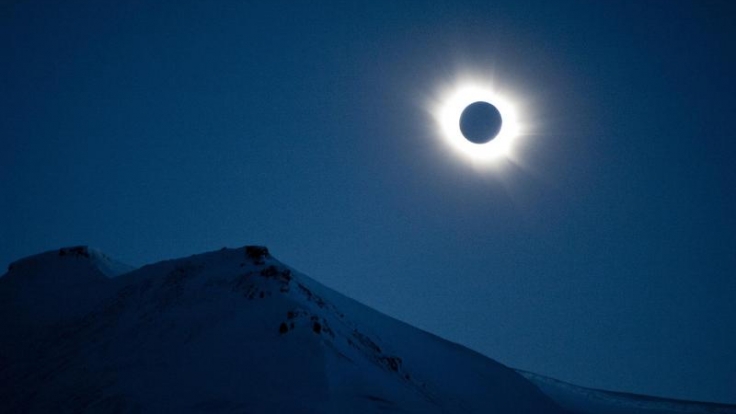 Blick auf die Sonnenfinsternis über Svalbard in Norwegen. (Foto: Olav Jon Nesvold)