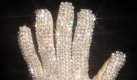 Das berühmte Accessoire des verstorbenen King of Pop erzielte kurz nach seinem Tod bei einer Versteigerung 47.000 Euro. Michael Jackson hatte den mit 50 winzigen Leuchten besetzten Handschuh während seiner Victory Tour 1984 getragen. Foto: dpa