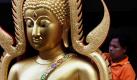 Ein thailändischer Arbeiter restauriert eine riesige Buddha-Statue in Bangkok. Foto: ap