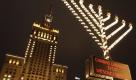 Die Kerzen der acht Meter hohen Menorah brennen an Hanukkah vor dem Warschauer Kulturpalast. Foto: ap