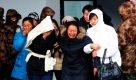 Eine Frau wird von ihrer Familie  in Hegang, China, getröstet. Nach einer Gasexplosion in einem Kohlebergwerk starben nach Angaben der Regierung 104 Menschen. Foto: dpa
