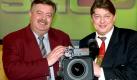 Die Moderatoren des neuen Teleshopping-Kanals 'RTL Shop', Harry Wijnvoord (l) und Walter Freiwald, präsentieren sich am Donnerstag (08.02.2001) auf einer Pressekonferenz in Köln vor dem neuen Logo. Ab kommender Woche wird der Kölner Privatsender in einem einstündigen Fensterprogramm von montags bis freitags den Zuschauern auf den Sendern RTL, RTL II und Vox die Möglichkeit zum Einkaufen via Bildschirm bieten. dpa/lnw  Foto: dpa