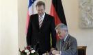 Chiles Präsident Pinera beim Eintrag ins Goldene Buch von Bundespräsident Wulff (li.). Foto: ap