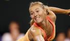 Maria Sharapova aus Russland zeigt ihrer ebenfalls russischen Gegnerin Dinara Safina beim BNP Paribas Open-Tennis-Turnier wo der Hammer hängt. Mit einem Ergebnis von 6 zu 2 und 6 zu 0 besiegte sie ihre Konkurrentin mühelos.  Foto: dapd