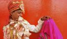 Noch eine archaische Tradition ist die Kinderhochzeit. Manche Mädchen werden schon mit sieben Jahren verheiratet. Geheiratet werden darf traditionell nur innerhalb derselben Gesellschaftsschicht, das gebietet das Kastensystem. Traditionell werden Frauen, wenn ihr Ehemann stirbt, von der Familie verstoßen. Früher mussten sie ihrem Mann in den Tod folgen. Foto: dapd