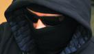 Der vermummte Angeklagte Alex W. (28) wird am Dienstag(27.10.2009) am zweiten Tag des Prozesses um den gewaltsamen Tod der Ägypterin Marwa El-Sherbini in einen Verhandlungssaal des Dresdner Landgerichtes geführt. Der Angeklagte muss sich wegen Mordes, versuchten Mordes und gefährlicher Körperverletzung vor dem Schwurgericht verantworten.
 Foto: dpa