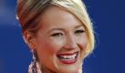 Sängerin Jewel bringt Sohn zur Welt
Vorspann:	
Text:	
New York (dpa) - Jewel, Alaskas bekannteste Sängerin, ist Mutter geworden. Die auch in Deutschland erfolgreiche Country-Sängerin («Pieces of You») brachte am Montag einen gesunden Jungen zur Welt, wie die 37-Jährige auf ihrer Internetseite meldete. 

Das Baby heißt Kase Townes Murray und wog bei der Geburt gut 3,3 Kilogramm. «Wir sind überwältigt von der Freude», schreibt das Paar. «Es ist so toll, wie es jeder gesagt hat. Noch besser sogar.»

Es ist das erste Kind von Jewel Kilcher und ihrem Mann Ty Murray. Der 41-Jährige ist ein Weltklasse-Rodeoreiter und seit 13 Jahren mit der Sängerin zusammen, seit drei Jahren auch mit Trauschein. Kilcher will im August das Album «The Merry Goes 'Round» veröffentlichen, das sich speziell an Kinder richte. Das Paar lebt in Texas.

Geburtsmeldung
Ressort:	VIP
Schlagworte:	Musik/Leute/USA/ Foto: dpa