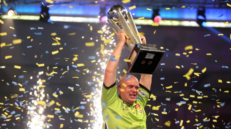 Der Niederländer Michael van Gerwen jubelt nach seinem Sieg in der Darts-WM am 02.01.2017 in London mit der Trophäe in den Händen.