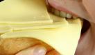 Lecker, lecker! Leider gerät das Butterbrot immer mehr in Vergessenheit und wird zum Butterbrötchen. Weil man das Brötchen jeden Morgen frisch vom Bäcker holen kann und das auch am unschönen Montag für ein Wochenendgefühl sorgt. Aber seien wir mal ehrlich: Ein gutes Butterbrot mit lecker Käse, dazu ein Becher Kakao - das sorgt für Kindheitserinnerungen an das Frühstück bei Oma, die später noch mit uns ins Spielzeuggeschäft gehen würde. Viel besser als jede Sonntagserinnerung. Garantiert! Foto: dpa