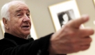 Schauspieler Armin Mueller-Stahl gestikuliert im Oldenburger Horst-Janssen-Museum bei der Eröffnung einer Ausstellung seiner Bilder.  Foto: ddp
