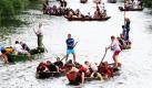 Studenten nehmen auf dem Neckar in Tübingen am traditionellen Stocherkahn-Rennen teil. Die mit acht Personen besetzten Boote müssen eine rund zwei Kilometer lange Strecke um die Neckarinsel und die Neckarbrücke zurücklegen. Während die Sieger feiern, müssen die Verlierer einen Krug Lebertran trinken. Foto: dpa
