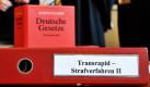 Im Gerichtssaal des Landgerichtes Osnabrück liegt ein Aktenordner mit der Aufschrift Transrapid-Strafverfahren II auf einen Tisch. Am 22. September 2006 hatten die Fahrdienstleiter die Startfreigabe für den Hochgeschwindigkeitszug auf der Transrapid Teststrecke erteilt, woraufhin bei der anschließenden Katastrophe im emsländischen Lathen 23 Menschen starben. Den beiden Männern wird fahrlässige Körperverletzung und Tötung vorgeworfen. Foto: dpa