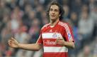 Luca Toni vom FC Bayern hebt die Arme im Champions League Viertelfinalrückspiel gegen den FC Barcelona in der Allianz Arena in München (Archivfoto vom 14.04.2009). Das zerrüttete Verhältnis zwischen Weltmeister Luca Toni und Trainer Louis van Gaal hält den FC Bayern München in Atem. Beim so wichtigen Champions-League-Heimspiel des deutschen Fußball-Rekordmeisters am Mittwochabend gegen Maccabi Haifa gehörte der Italiener, der am Dienstag mit neuen verbalen Attacken gegen van Gaal für Wirbel gesorgt hatte, nicht zur Mannschaft. Foto: dpa