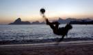 Fußball ist Nationalsport. Für viele Brasilianer ist es neben der Musik die einzige Möglichkeit, dem Elend zu entkommen und die soziale Leiter zu erklimmen. Foto: dpa