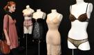 Im Bayerischen Textil- und Industriemuseum (tim) in Augsburg (Schwaben) steht Karina zwischen Puppen in Dessous. Was trug Frau im 19. Jahrhundert unter dem Reifrock? Und wie sieht ein Büstenhalter à la Marilyn Monroe ohne Bluse aus? Fragen wie diese beantwortet die Sonderschau Reiz und Scham in Augsburg. Auch der bayerische Kunstminister versucht sich im Korsettschnüren. Foto: dpa