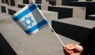 Eine israelische Fahne hält eine Besucherin des Holocaust-Mahnmals in Berlin am Donnerstag (12.05.2005) in der Hand. Nach jahrelangen Vorbereitungen wurde zuvor das Denkmal für die ermordeten Juden Europas für die Besucher geöffnet. Foto: Stephanie Pilick dpa/lbn +++(c) dpa - Bildfunk+++ Foto: dpa
