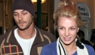 Der Scheidungskrieg von Britney Spears und Kevin Federline glich einem medialen Großereignis und trieb die einstige Popqueen in Alkoholexzesse und Nervenzusammenbrüche. Noch-Ehemann Kevin hat das Sorgerecht für die Söhne Sean Preston und Jayden James errungen, und Vater Jamie kontrolliert Spears Millionenvermögen. Ein gut bezahlter Job, denn als Vormund erhält der Daddy monatlich 10.000 Dollar und einen eigenen Dienstwagen. Ein Rosenkrieg kann teuer sein. Foto: dpa