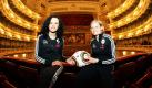 Die deutschen Fußball-Nationalspielerinnen Fatmire Bajramaj (links) und Martina Müller posieren in der Semperoper in Dresden für Fotografen. Die deutsche Damen-Auswahl gastiert derzeit in der sächsischen Landeshauptstadt und bereitet sich auf ein Testspiel vor. Der Gegner steht aber nach der Absage der schwedischen Damen-Auswahl aufgrund der Behinderungen im Flugverkehr noch nicht fest. Foto: dpa