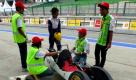 Ein wahrlich ökologischer Wettbewerb: Das Team  UTM SEMASIA von der Technischen Universität Malaysia bespricht letzte Anweisungen vor dem Start des Shell Öko-Marathons an der Sepang F1-Rennstrecke in Kuala Lumpur. Etwa 80 Teams aus zehn Ländern Asiens fanden sich dafür zusammen. Bedingung für den Gewinner ist, dass das Fahrzeug die weiteste Distanz mit dem geringsten Verbrauch an Kraftstoff und dem geringsten CO2-Ausstoß hinter sich bringt. Foto: dpa