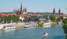 Mozart oder Alte Liebe heißen die Schiffe, die mit Touristen den Main entlang schippern. Zum Beispiel nach Veitshöchheim. Dort gibt es noch mehr Eis und - im Schloss Veitshöchheim - noch mehr Barock. Foto: Congress-Tourismus-Wirtschaft Würzburg