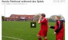 Wo Jemgum und Veenhusen liegen, das muss man nicht unbedingt wissen (in Ostfriesland, übrigens). Kennen können kann man aber diese Anekdote: Im April 2010 klingelte während eines Fußballspiels das Mobiltelefon eines Spielers - und noch auf dem Platz stehend ging der dran und rannte - immer noch das Telefon am Ohr - wieder auf den Platz, um einen Gegenspieler wegzugrätschen. Der zuständige Sportredakteur der Ostfriesen-Zeitung reagierte schnell, holte sein neues Smartphone heraus, filmte die Szene und machte den Fußballspieler zu einem kleinen medialen Highlight. Foto: news.de