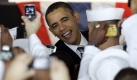 US-Präsident Barack Obama wird von amerikanischenMarinesoldaten umringt, die unbedingt einFoto schießen wollen.Obama hielt in der Jacksonville Naval Air Station in Florida eine Rede. Foto: ap