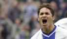 Platz 4: Für damals rund 15 Millionen Mark, umgerechnet etwa 7,6 Millionen Euro, wechselte Alex Alves (l.) 1999 aus Brasilien zum Bundesligisten Hertha BSC. In der deutschen Profiliga konnte der Südamerikaner aber nie wirklich Fuß fassen, geriet vor allem durch Skandale in die Schlagzeilen und wurde 2003 vorzeitig ausgemustert. Immerhin: Dem Stürmer gelang 2000 mit einem Fernschuss aus mehr als 50 Metern das Tor des Jahres. Foto: dpa