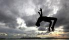A boy jumps at touristic Boca Chica beach in Dominican Republic, 13 August 2010. Dominican Republic is one of the main touristic countries in the Caribbean. EPA/ORLANDO BARRIA +++(c) dpa - Bildfunk+++

 Foto: dpa